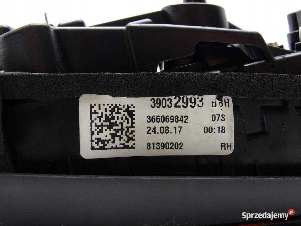 LAMPA PRAWA PRAWY TYŁ TYLNA W KLAPE OPEL ASTRA V osobowe Lampy przednie małopolskie