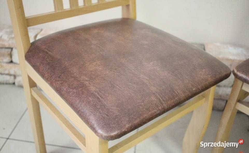 Masywne drewniane krzesła idealne do jadalni Góra