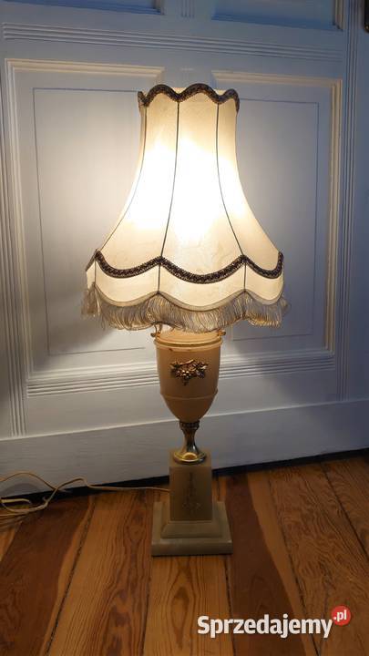 Piękna stara kamienna lampa Poznań
