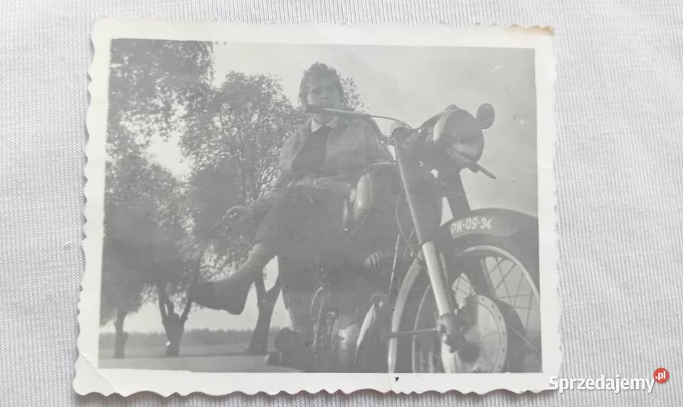 Stara fotografia kobieta na motocyklu WSK 125 sprzedam