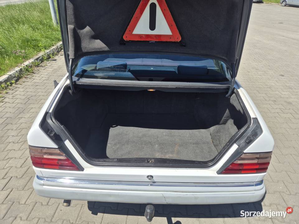 Mercedesbenz W124 E200 20d 75 ZDROWY HAK Bujaków