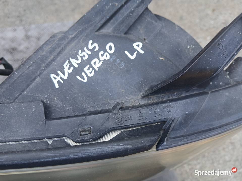 Lampa lewa przód przednia Toyota Avensis Verso Radłów