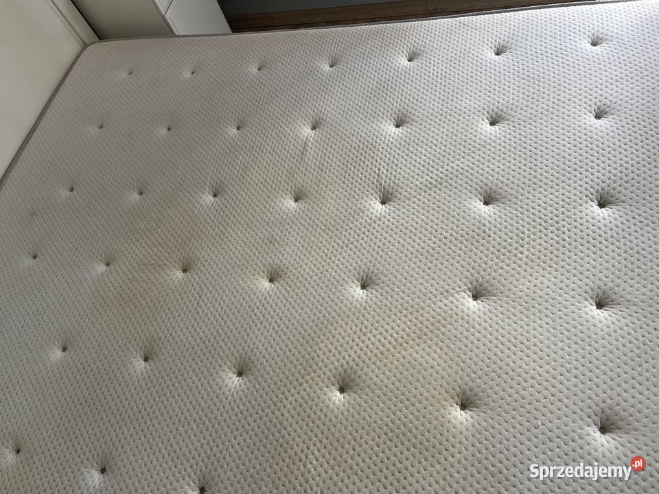 Łóżko w stanie stabilne i solidne wykonane z Straszyn