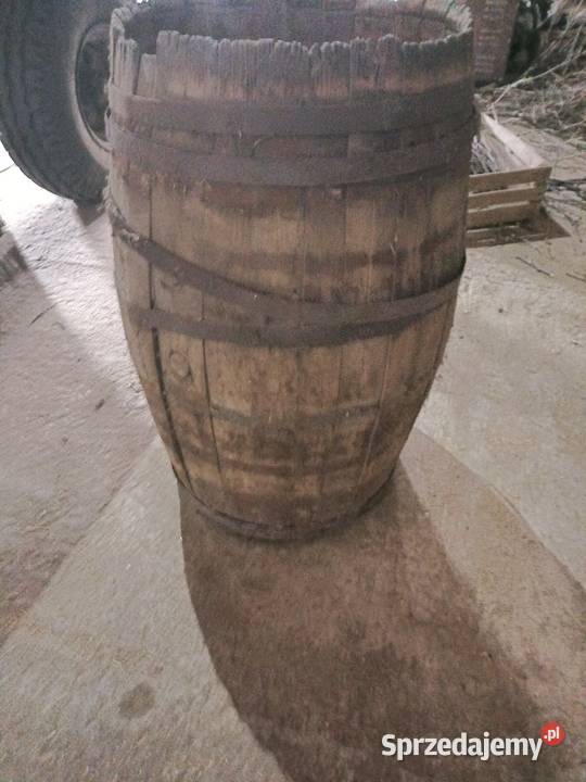 Stara duża drewniana beczka