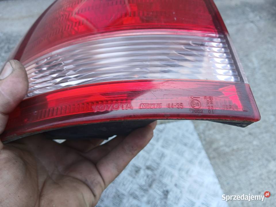Lampa lewa tył Toyota Avensis Verso 0103r Radłów