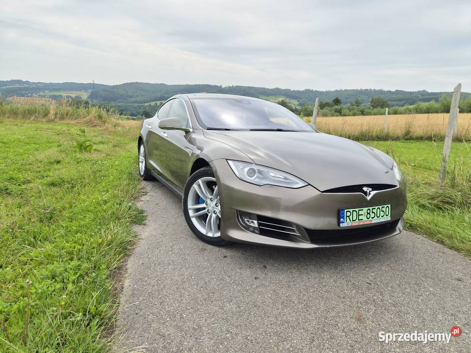 Tesla s Stobierna