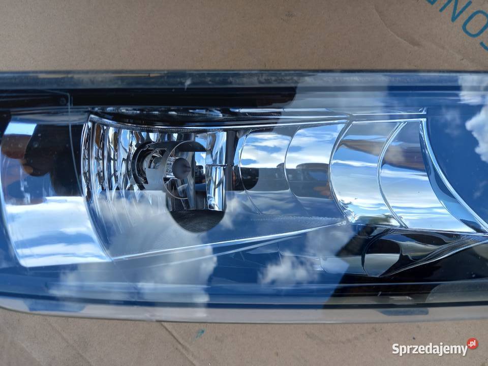 Skoda Superb 3V Lampa przeciwmgielna lewy przód Bukownica