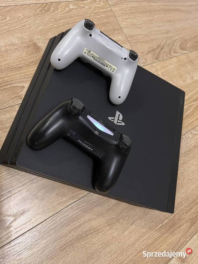 Playstation 4 PRO 1TB 2 pady gry