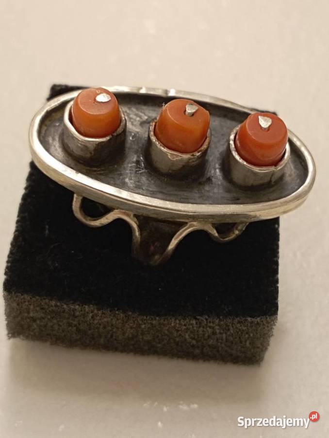 Pierścionek srebrny z koralami 875 Radom