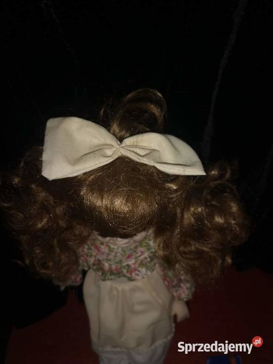 Lalka kolekcjonerska z kokardą Porcelana i szkło