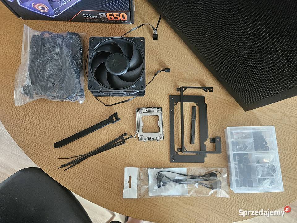 Komputer Gamingowy z drewnianym akcentem Ryzen