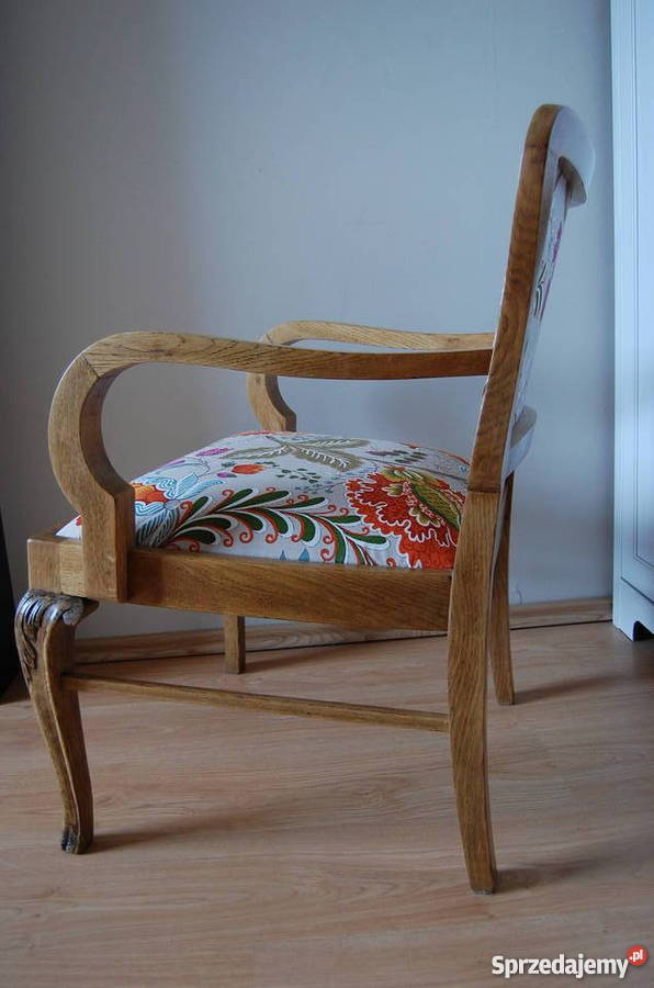 Stary fotel dębowy renowacji