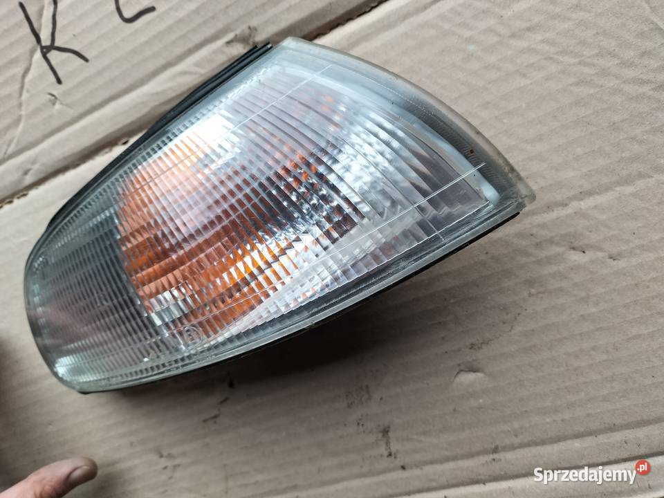 KIERUNKOWSKAZ MIGACZ PRAWY MAZDA 626 21061612 osobowe Kamień-Kolonia sprzedam