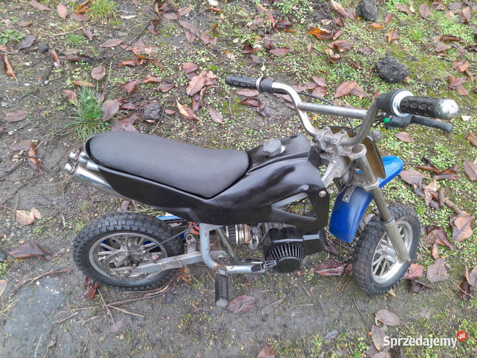 Mini cross dzieci pali jeździ hamuje