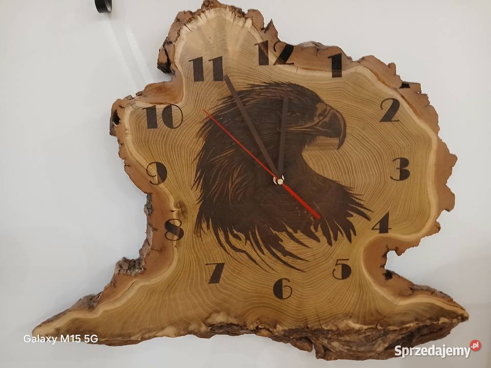 Zegar ścienny z wypalonym orłem na plastrze