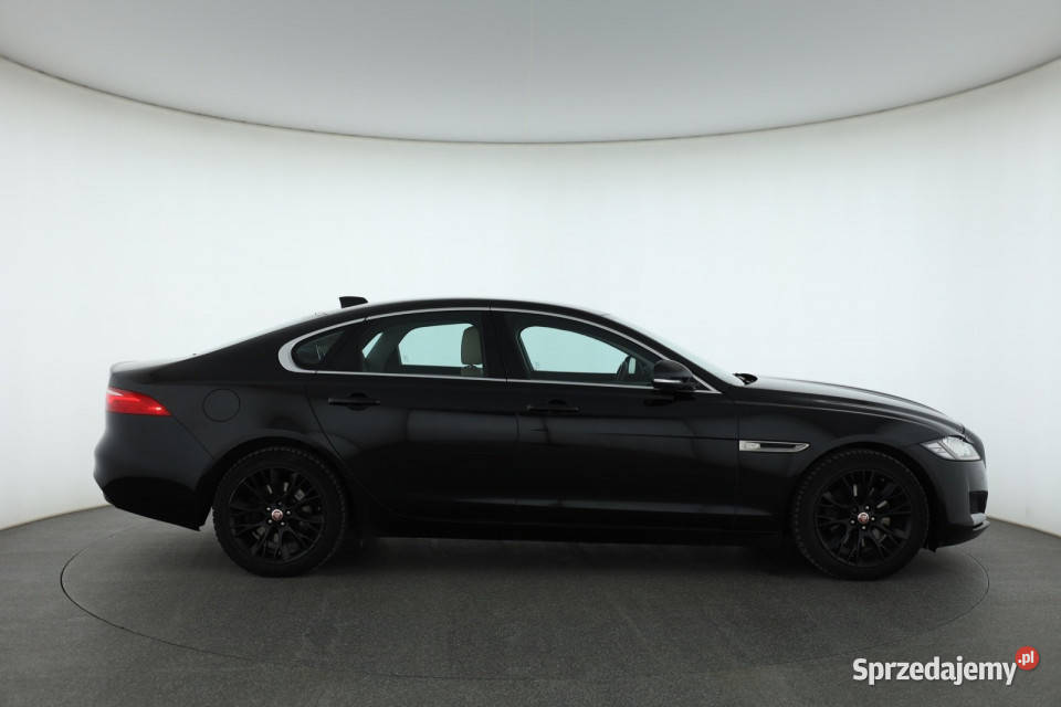 Jaguar XF 20d AWD czujnik zmierzchu