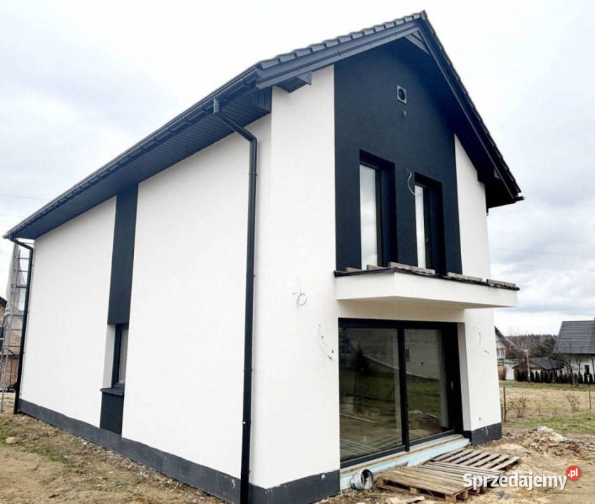 Szarów dom wolnostojący garaż