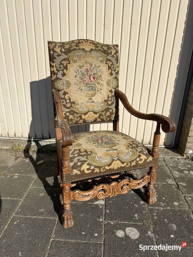 Piękny wiekowy fotel tron