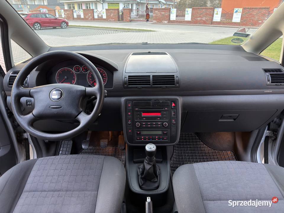 Śliczny 7 osobowy Seat Alhambra 140