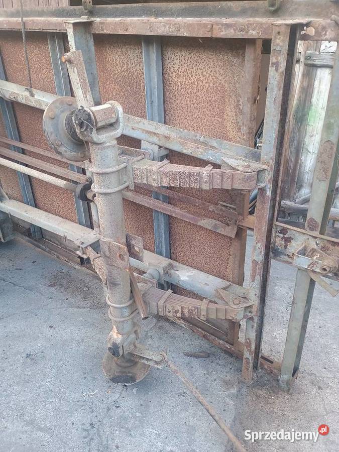 Rozrzutnik obornika Czarna białostocka 2 osiowy Pępowo