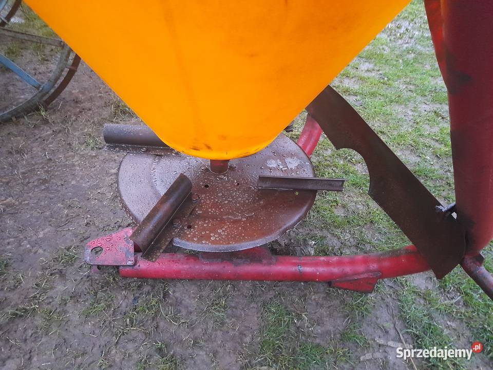 Rozsiewacz plastikowy GrassRol nieuszkodzony Uszew