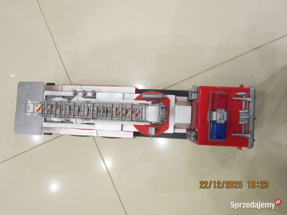 Wóz strażacki kask strażaka Figurki strażaków z Warszawa sprzedam