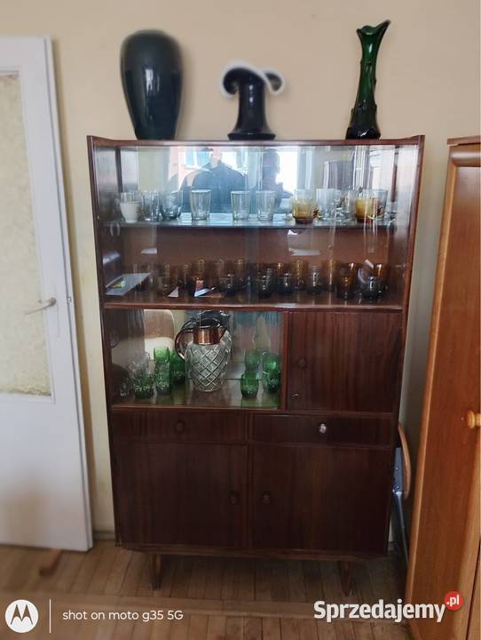 Zabytkowy kredens PRL w połysku z przeszkleniem podkarpackie Rzeszów
