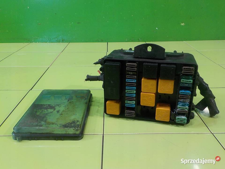 BMW 3 E30 25 B 89r KOMBI skrzynka bezpiecznikow Skrzynki bezpieczników sprzedam