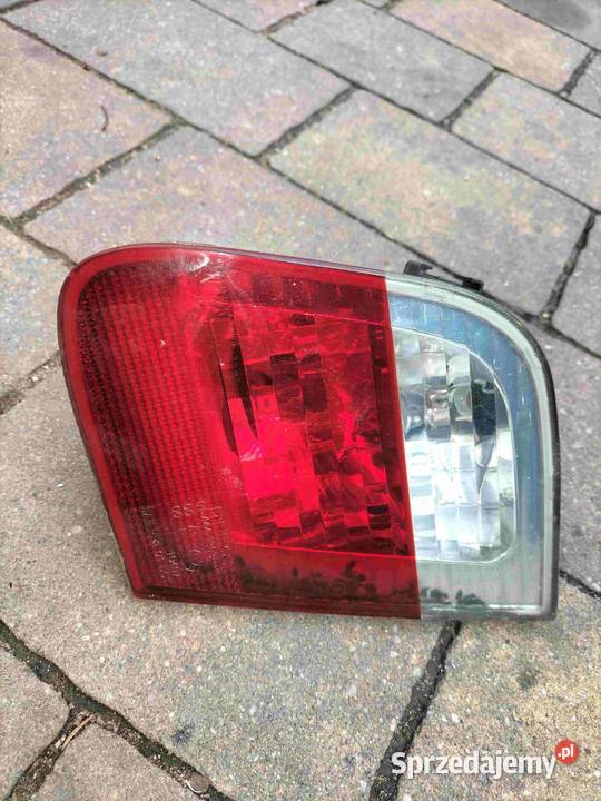 Lampa tylna z oprawką w klapie prawej stronie osobowe Poręba
