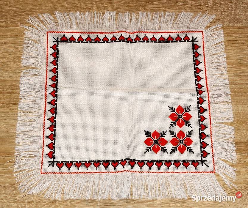 Biała kwadratowa serwetka 225 x 225 z haftem