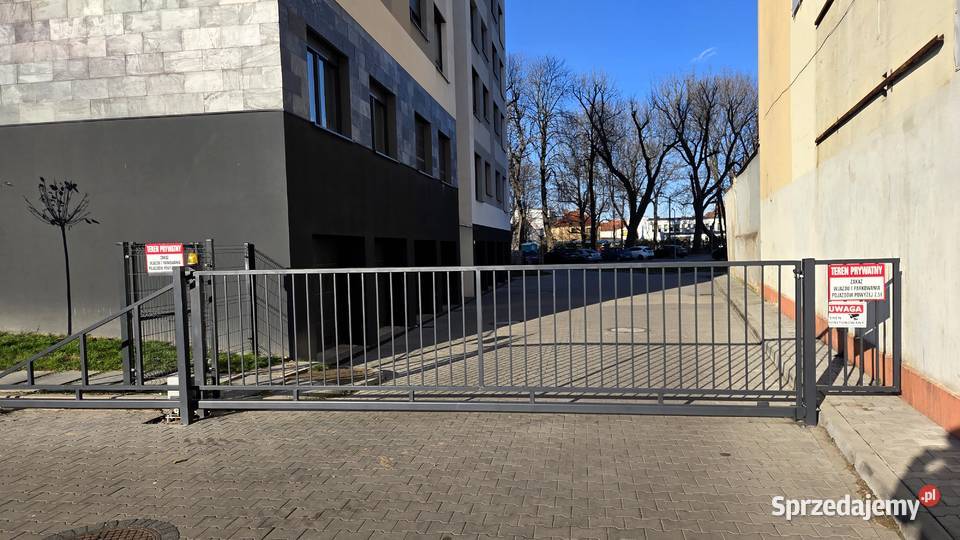 Garaż na terenie zamkniętym oświetlonym i 17.3m2 Olesno