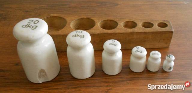 Odważniki porcelanowe w stojaku drewnianym Brzozów