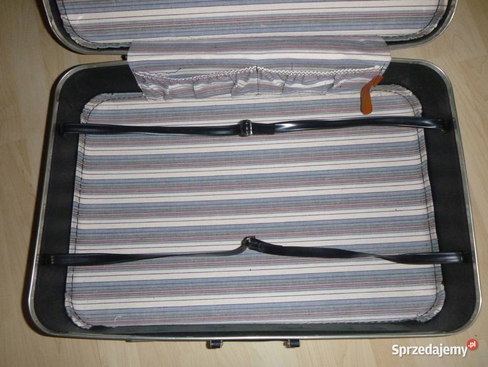 Tradycyjna walizka retro prod 1980