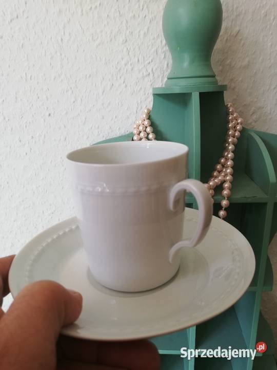 Biała filiżanka z podstawką sygnowana Ropa