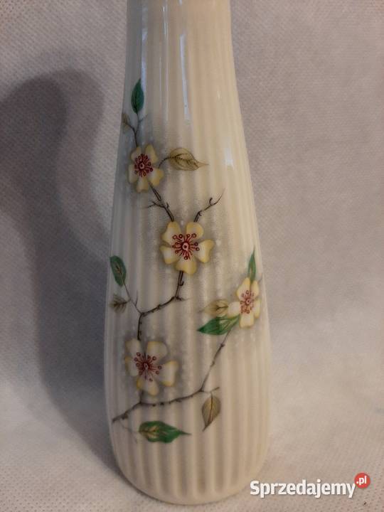 Piękny porcelanowy wazon w kwiatysygnowany Inowrocław