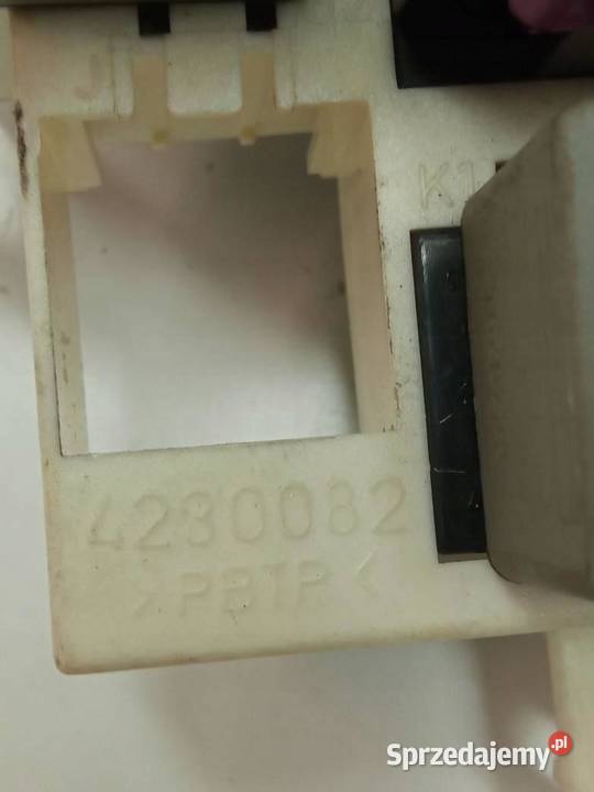 SKRZYNKA BEZPIECZNIKÓW 4230082 Saab 95