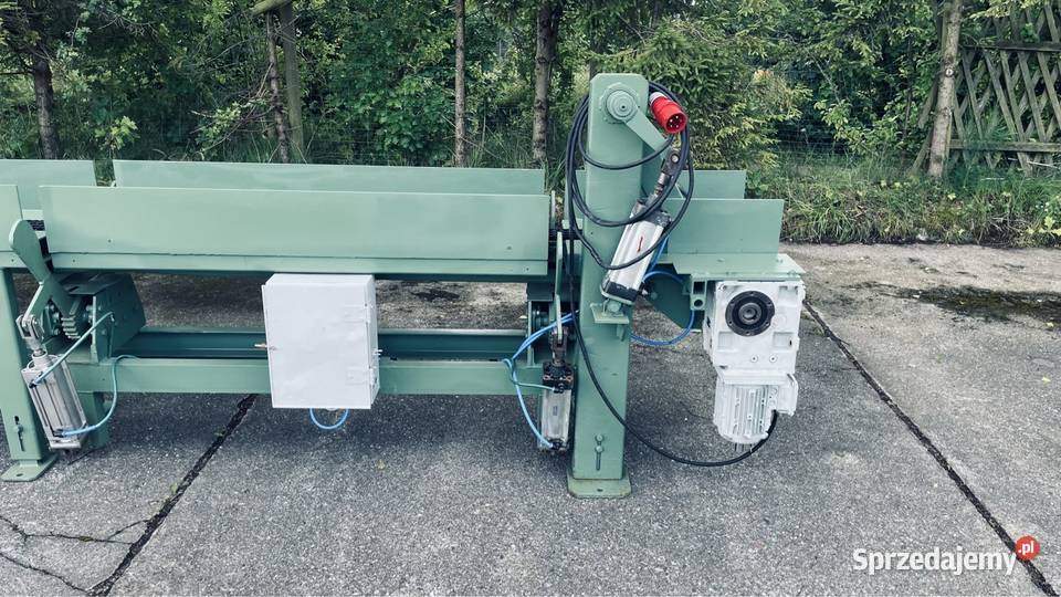 Podajnik centrujący do wielopily centrownik