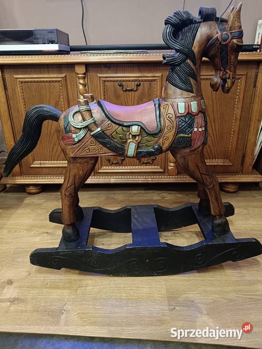 Stary duży rzeźbiony koń na biegunach Lipno