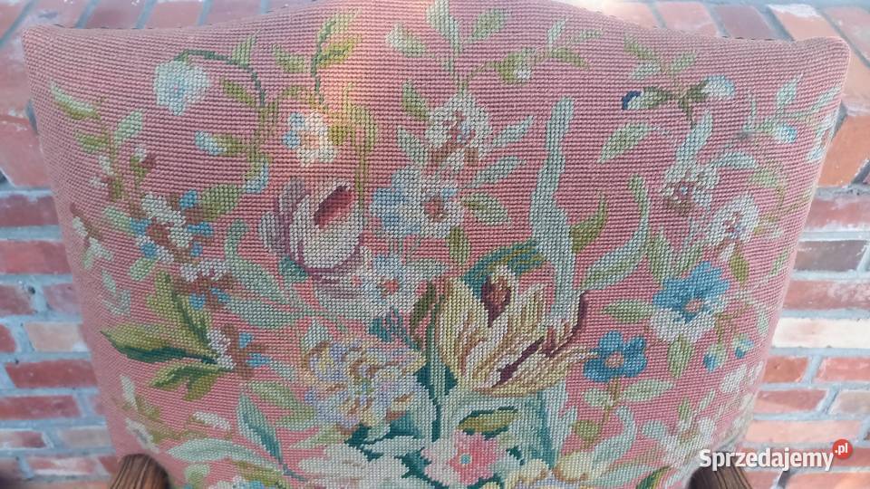 Fotel zabytkowy z rzeźbionego drewna dębowefo Gawroniec