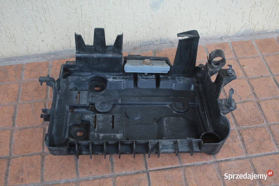 PODSTAWA AKUMULATORA OPEL CORSA D 10 13235642 Akumulatory
