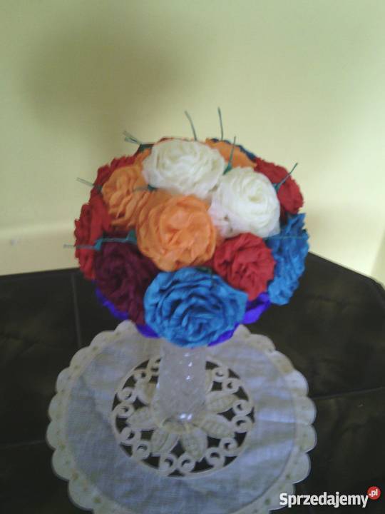 bukiet róż z bibuły Pozostałe Wyczechy