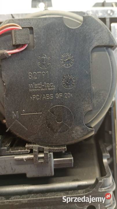 BMW 7 G11 SCHOWEK NA KUBKI DEKOR TUNELU 9302629