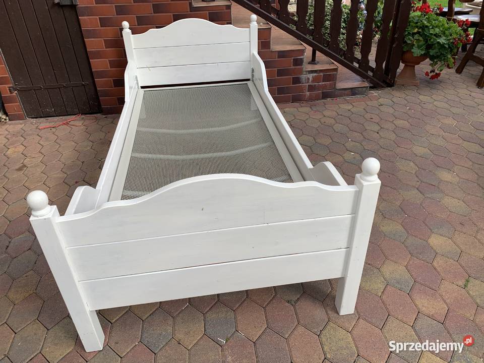 Ładne białe łóżko ze stelażemmeble holenderskie Ślesin