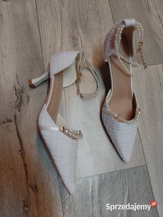 49 Białe bogato zdobione perłami czółenka