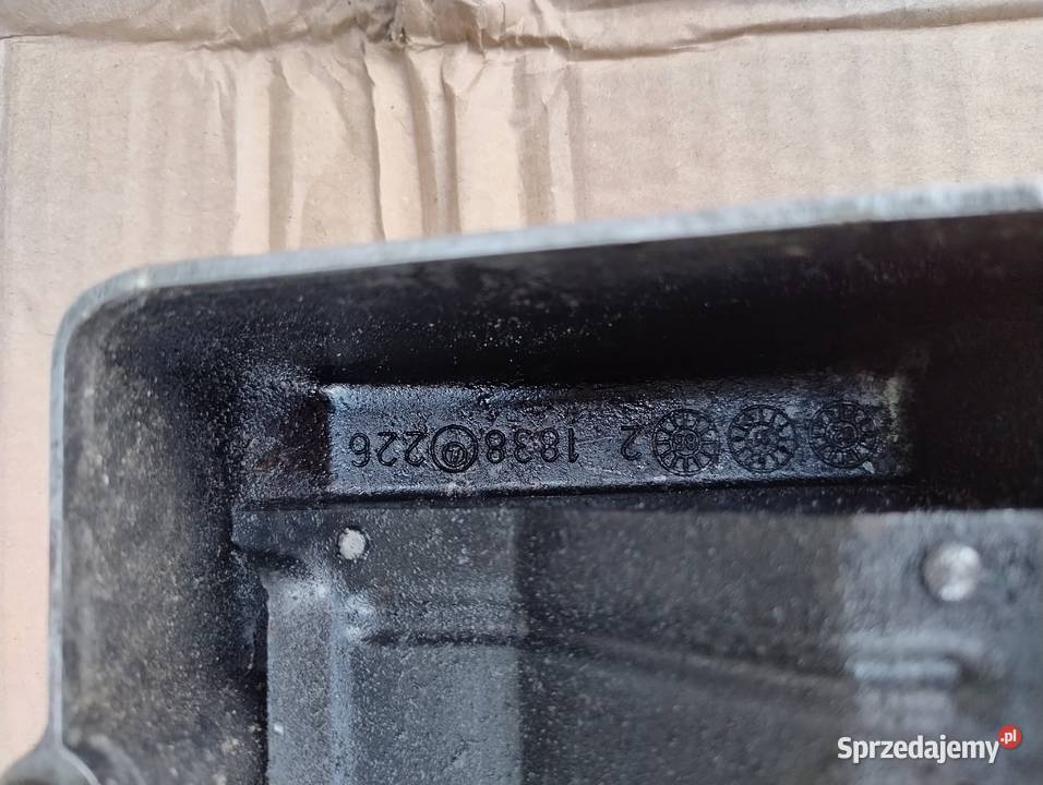 Pokrywa obudowa zaworów Mercedes W124 W201 25D Mętno