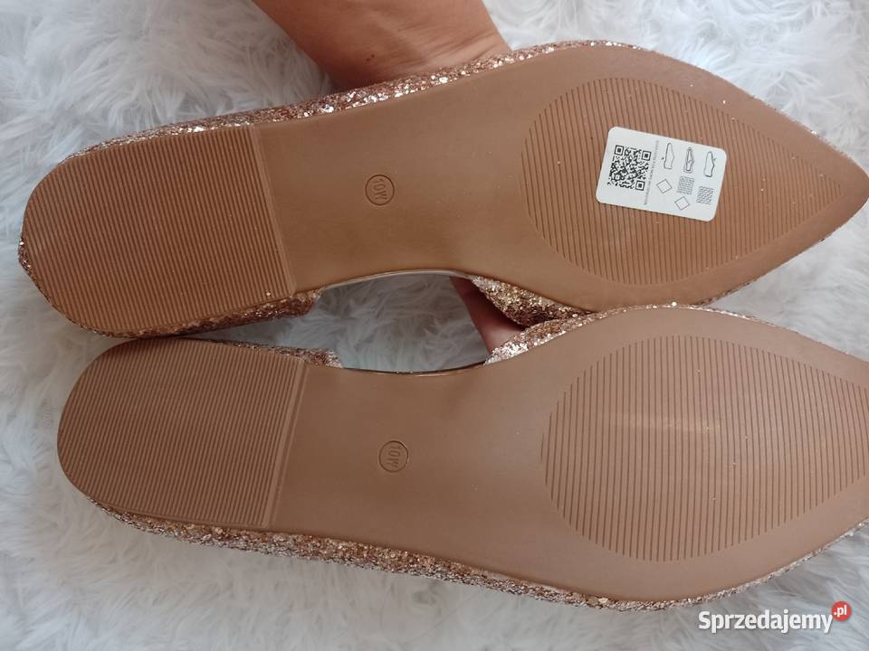 43 ASOS DesignZłote bogato zdobione baleriny