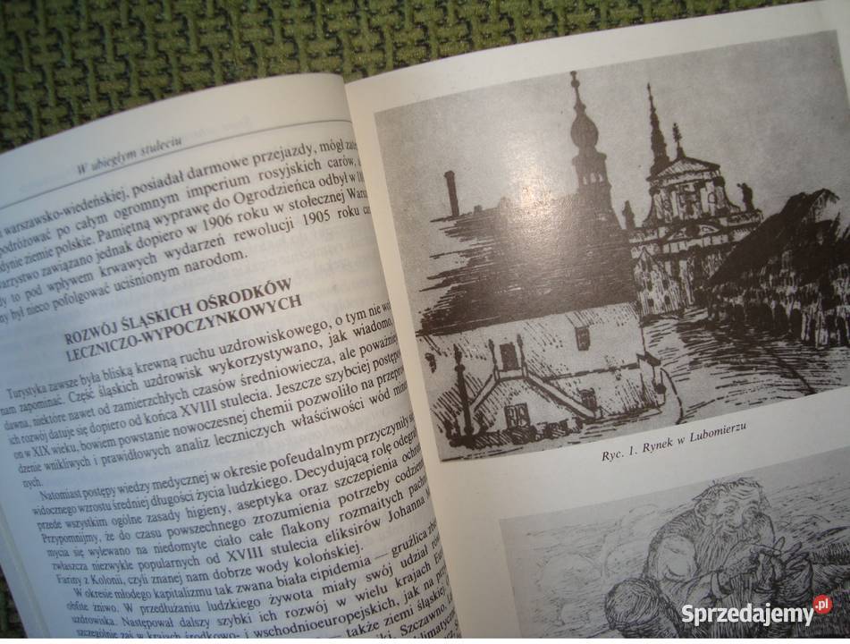 Z kuferkiem i chlebakiem z fotoopisem Tychy