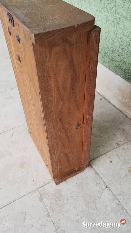 Stary zegar ścienny z dokumentami