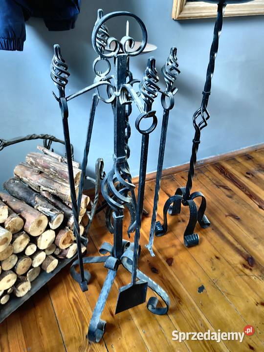 Zestaw kutych akcesorii do kominka