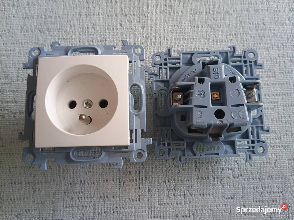 Gniazdko pojedyncze z uziemieniemwłącznik SIMONE Łódź